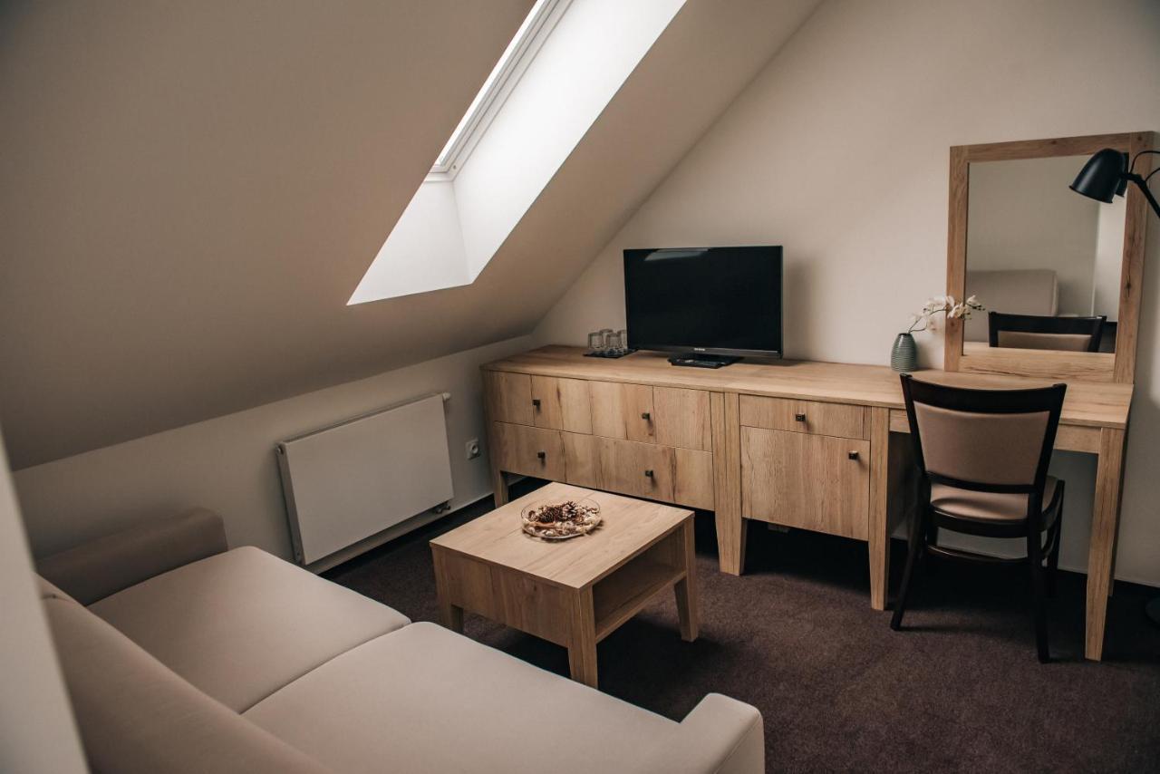 Krone Penzion Svätý Jur Esterno foto