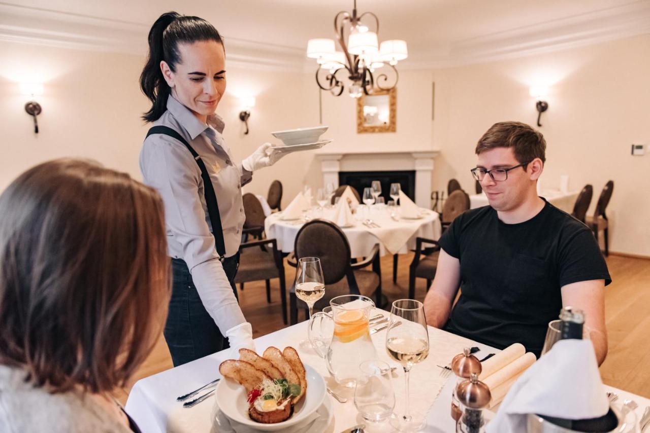 Krone Penzion Svätý Jur Esterno foto
