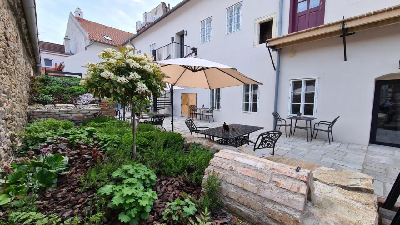 Krone Penzion Svätý Jur Esterno foto